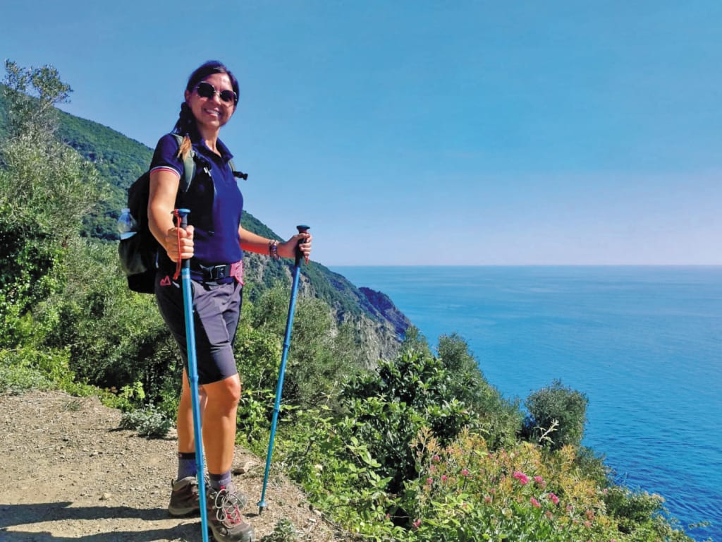 Escursionista in un trekking con "Girolibero" su un sentiero panoramico, Cinque Terre, Italia